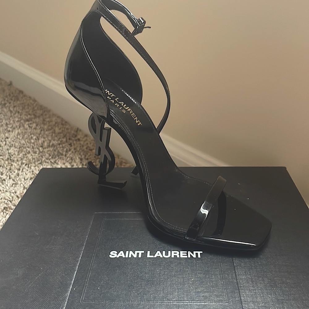 Saint Laurent vernice chiffon/Nero Lucido heels. Size 361/2